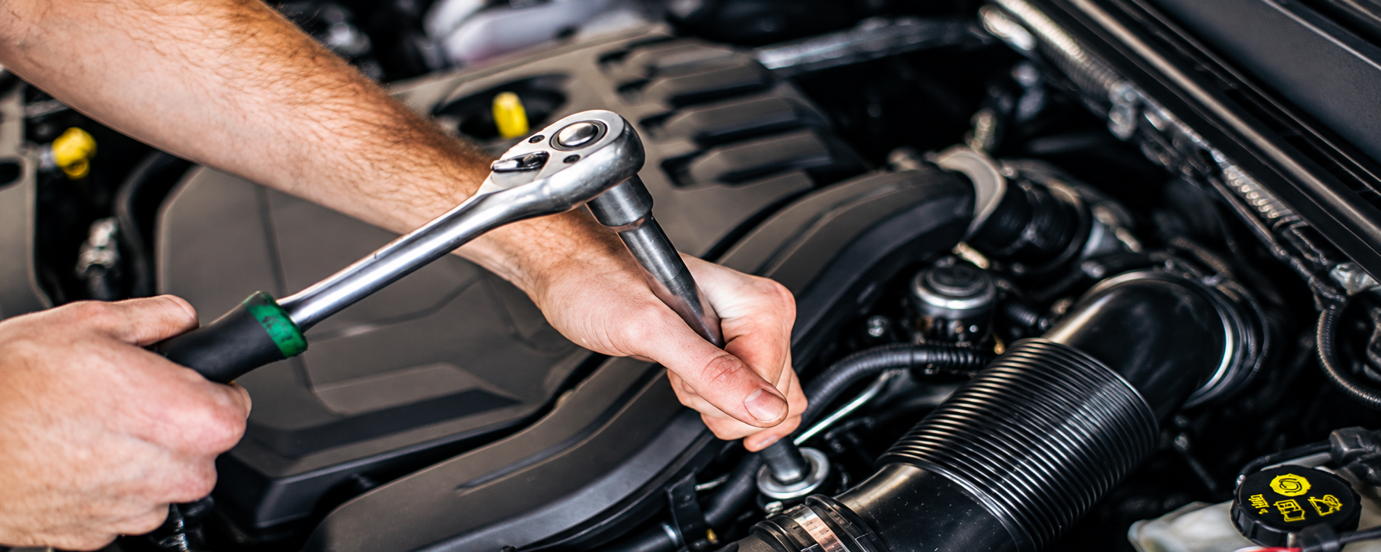 Tobias Lübker bei der Arbeit in der Werkstatt von Fahrzeugtechnik Lübker